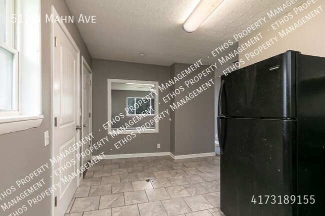 Building Photo - 512 N Mahn Ave