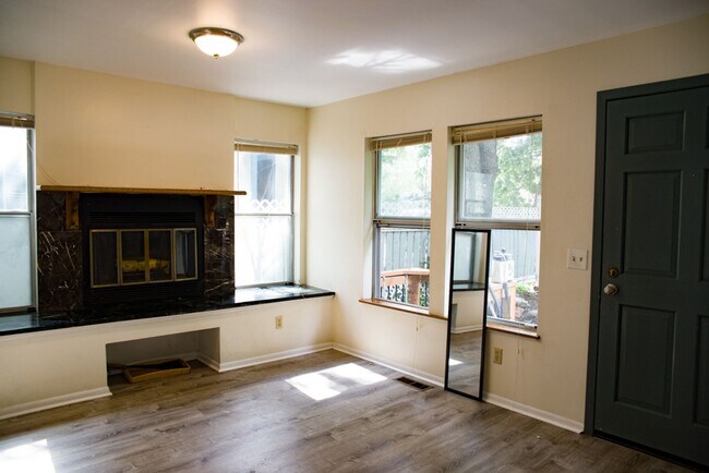 Foto del edificio - 3 Bedroom 2 Bath Close to the U of M Available September 2026