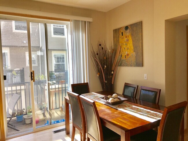 Foto del edificio - Beautiful 3 Br / 2.5 Ba TH w/ Granite Counters, Hdwd Flrs, 2 Car Garage in Eden Prairie!