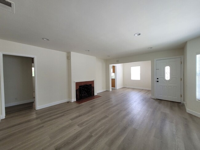 Building Photo - Spacious Newly Rehabbed Home with Pool in ...
