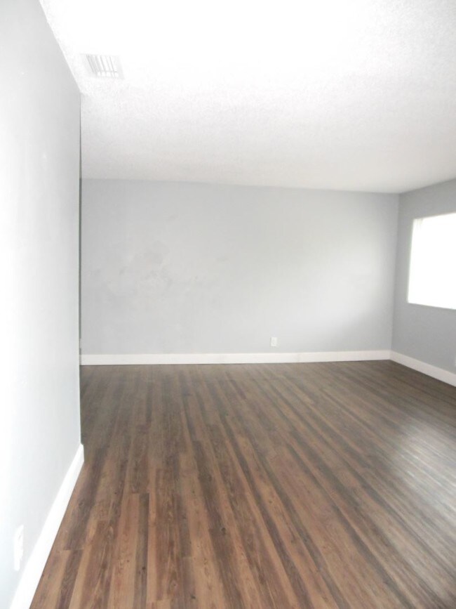 Building Photo - 2 br, 1 bath House - 818 W TIFFANY DR #4