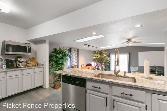 Foto del edificio - 3 br, 2 bath House - 813 Table Mountain Ct