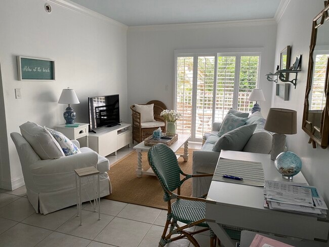 Sala de estar luminosa y soleada - 290 Sunrise Dr