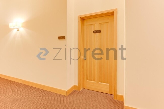 Building Photo - Unit 202