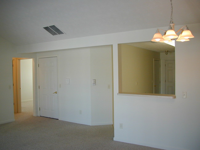 Living Room - Country Manor Apartments