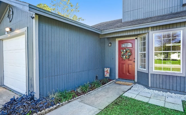 Building Photo - Charming and Conveniently Located Townhome...