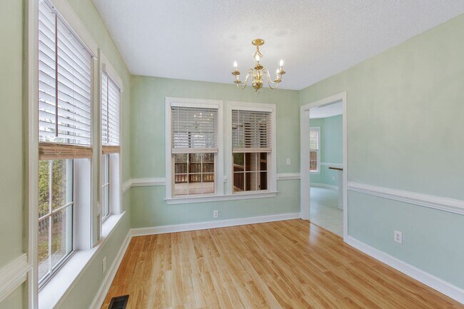 Foto del edificio - Adorable Ranch Home With Garage and Screen Porch!