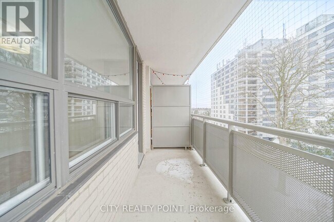 Photo du bâtiment - 6200 Bathurst St