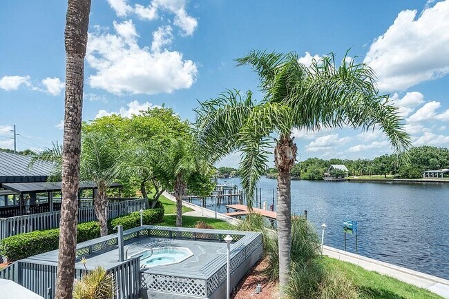 Foto del edificio - 2424 W Tampa Bay Blvd