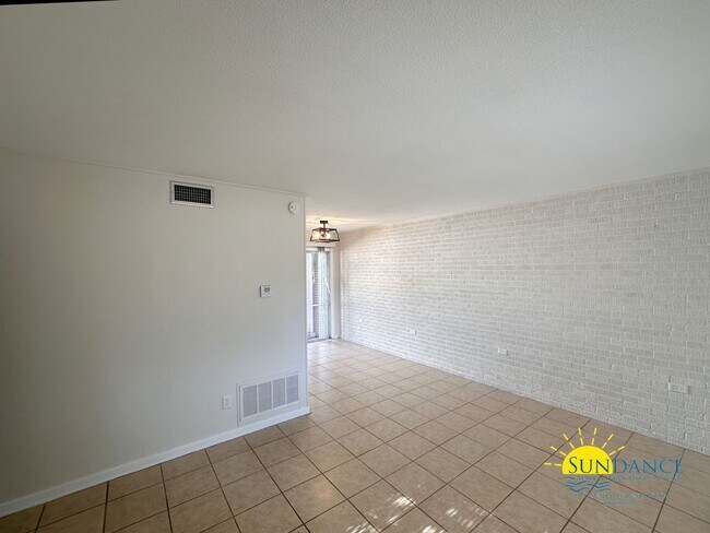 Building Photo - PRICE IMPROVEMENT - Beautiful 2 Bedroom Ho...