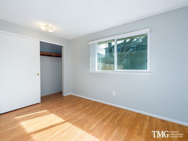 Building Photo - Charming 2BD/1BA Duplex Near Vancouver Mal...