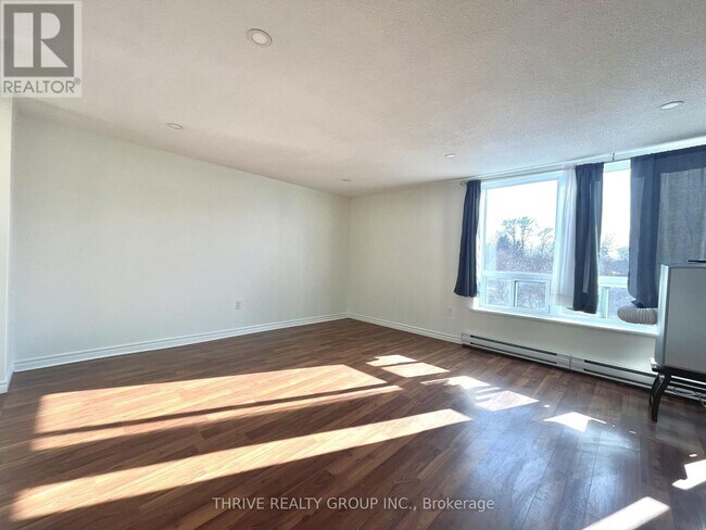 Photo du bâtiment - 1288 Commissioners Rd W