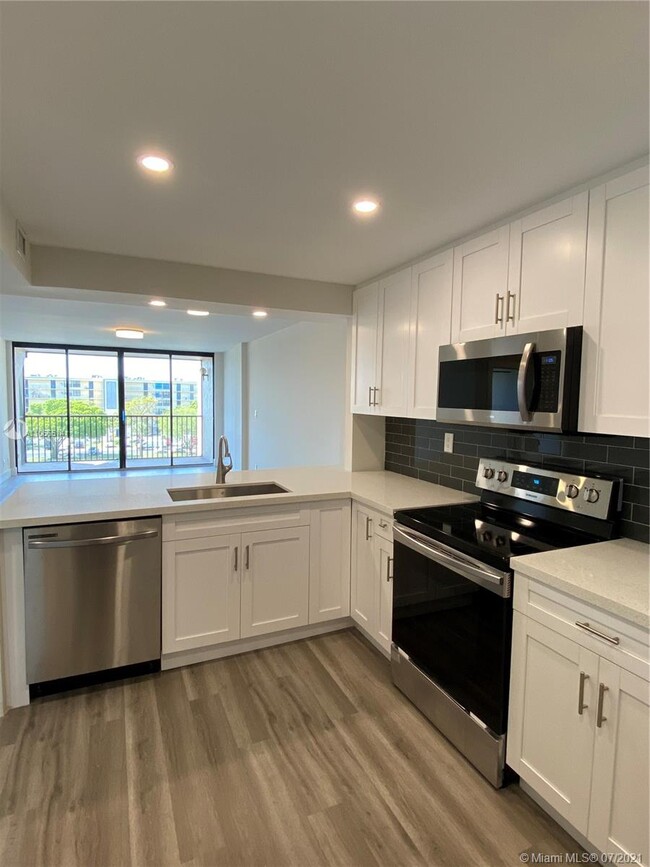 Building Photo - 3 Royal Palm Way