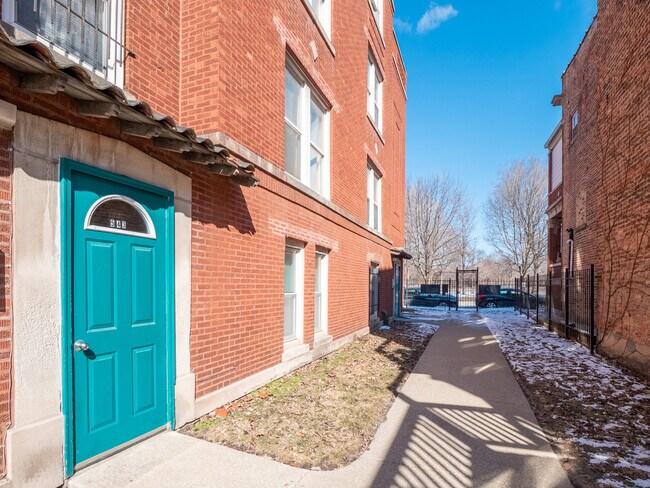 Building Photo - 543 E 60th St