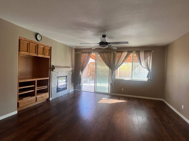 Building Photo - Spacious 4 Bed, 3 Bath Home in Madera – Pe...