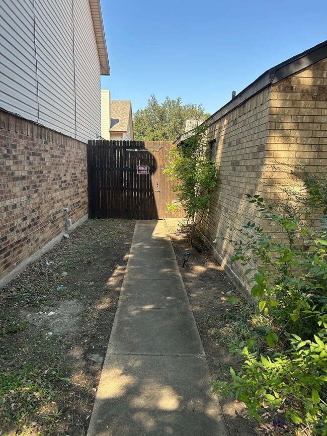 Photo - 972 333 1659 House