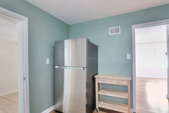 Foto del edificio - Room in House on Santa Monica Dr