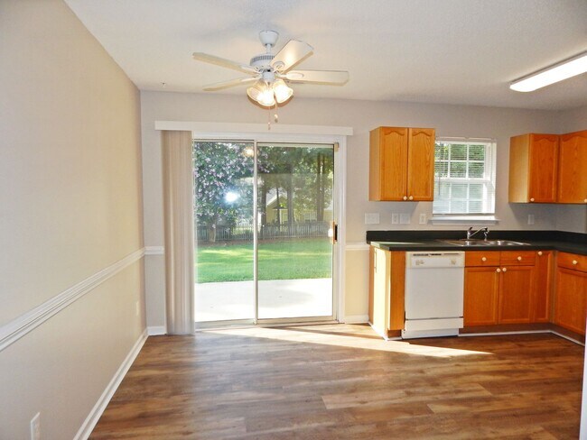 Building Photo - 657 Montgomery Dr