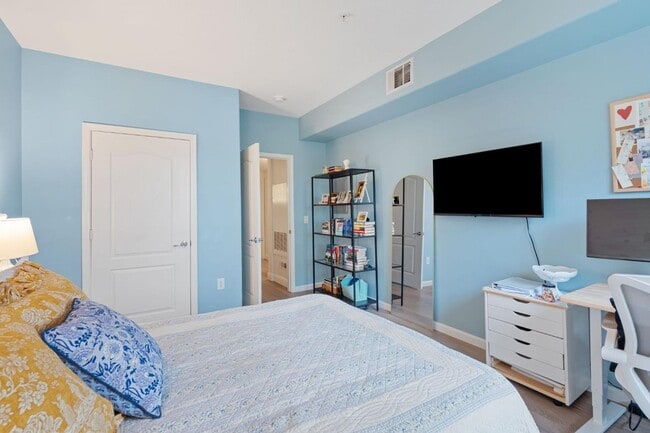 Building Photo - Luxury condo in Natomas!