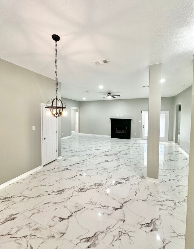 Building Photo - AVAILABLE NOW!!