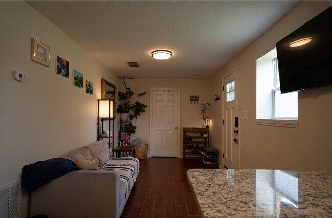 Family Room - 541 W Hancock St