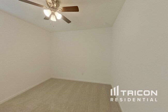 Foto del edificio - 834 Ginkgo Wy