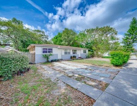 Foto principal - 1350 NE 149th St