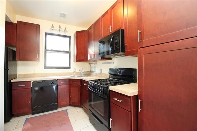 Building Photo - 689 Bergen Ave