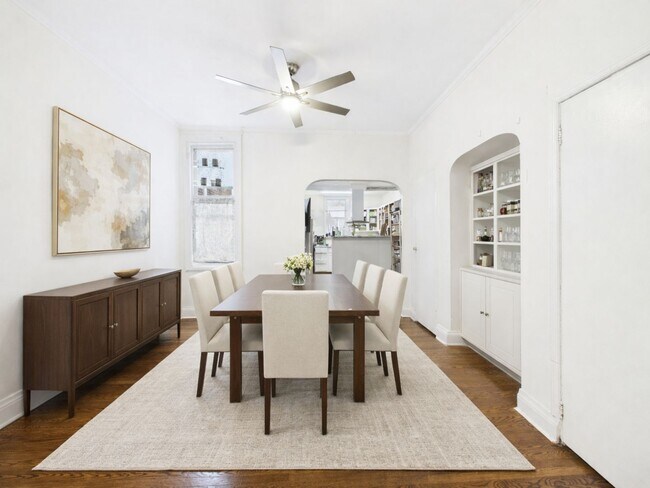 Foto del edificio - GORGEOUS 4 BEDROOM UNIVERSITY CITY/SPRUCE HILL TOWNHOUSE WITH GARAGE + EXTRA PARKING SPOT