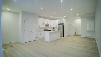 Building Photo - 10240-10157 157 St NW