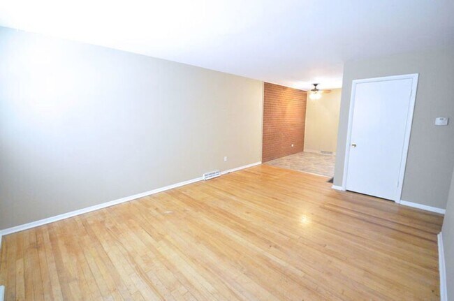 Foto del edificio - Available in June! Located Steps Away from...