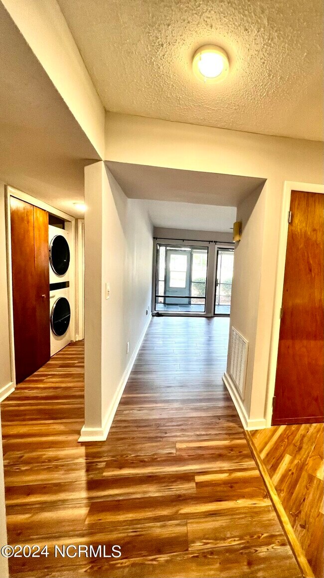 Building Photo - 724 Azalea Dr