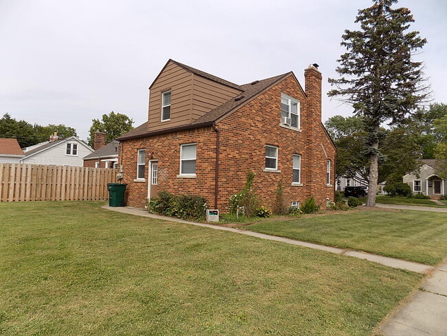 Building Photo - 2311 Royal Ave