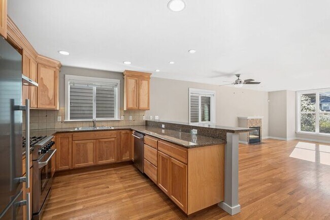 Foto del edificio - Immaculate Urban Townhome in Famed Alaska ...