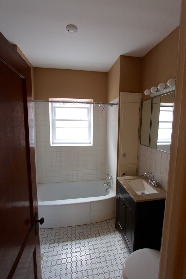 bath - 1109 S Oak Park Ave