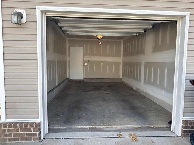 Foto del edificio - Modern 2BR Townhome with Garage & Resort-Style Amenities in Riverwood – Hermitage