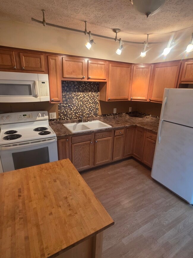 Kitchen - 338 Cluster Ave