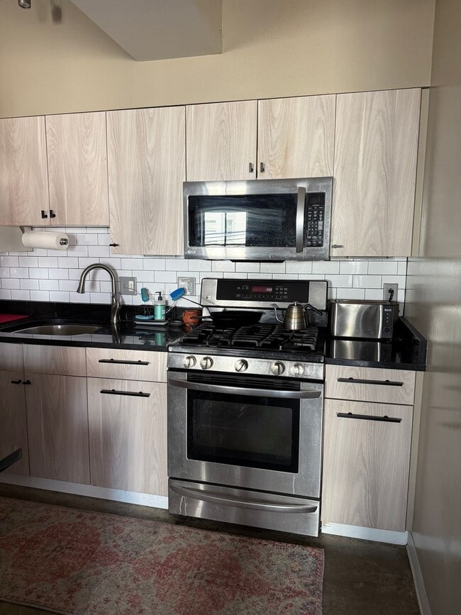 Building Photo - 1 Bedroom Fully Furnished Gem*