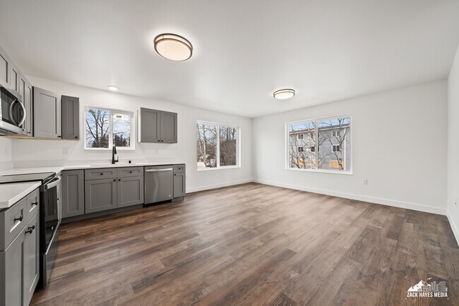 La unidad actual tiene una isla - 1493 W 40th Ave