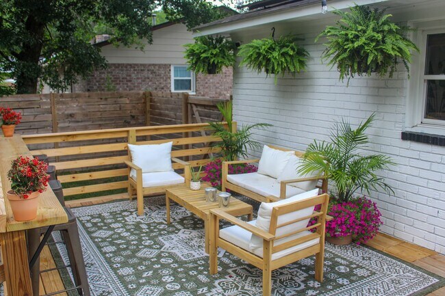 Foto del edificio - Renovated 3-Bedroom Single-Story Home with...