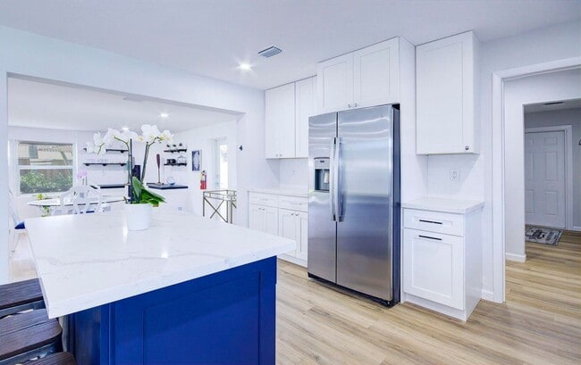 Building Photo - 1950 NE 30th St