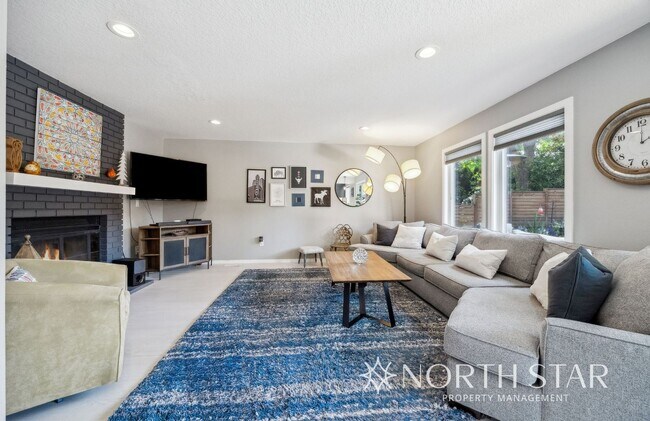 Foto del edificio - Beautifully Updated Contemporary Home in t...