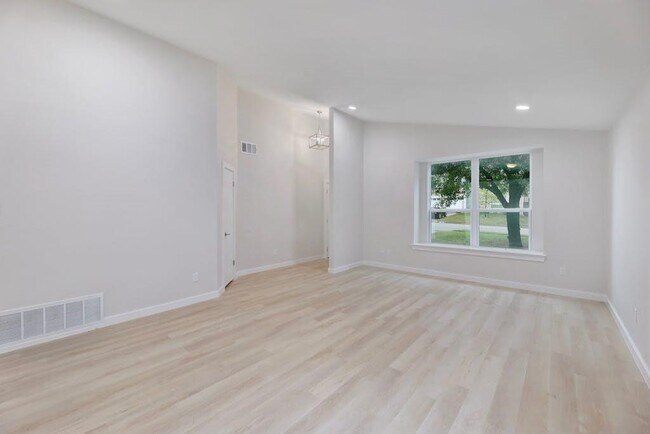 Foto del edificio - 2111 Rick Whinery Dr