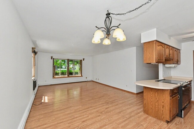 Building Photo - "Charming 2-Bed Condo Retreat: Comfort & Convenience in Brown Deer!"