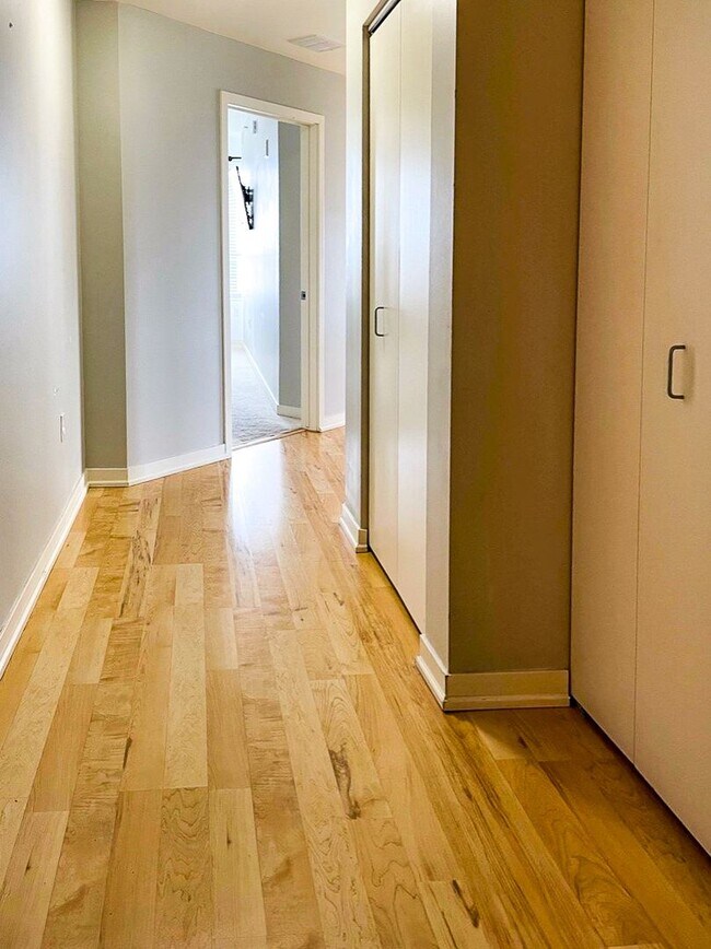 Foto del edificio - 21st Floor Corner Unit | Downtown Luxury Living w/ Balcony, Parking & Amenities