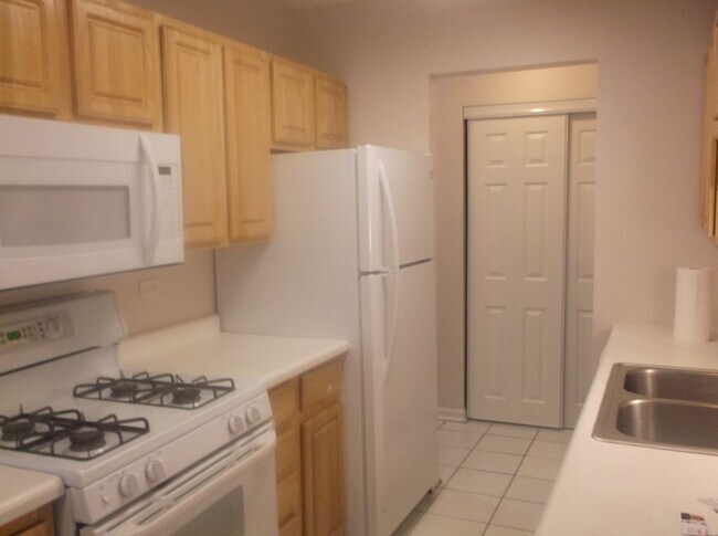 Building Photo - 555 Deepwoods Dr