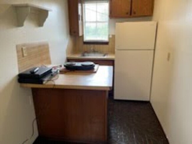 Building Photo - COZY EFFICIENCY APARTMENT OUTSIDE OF TOWN!!!