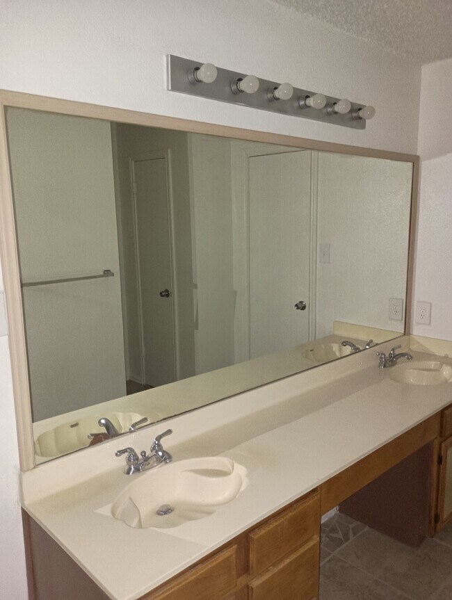 Building Photo - 9627 Dugas Dr
