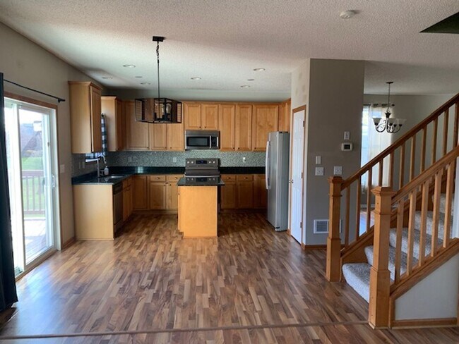 Building Photo - AVAILABLE! 4 Bedrooms on upper level! Comm...