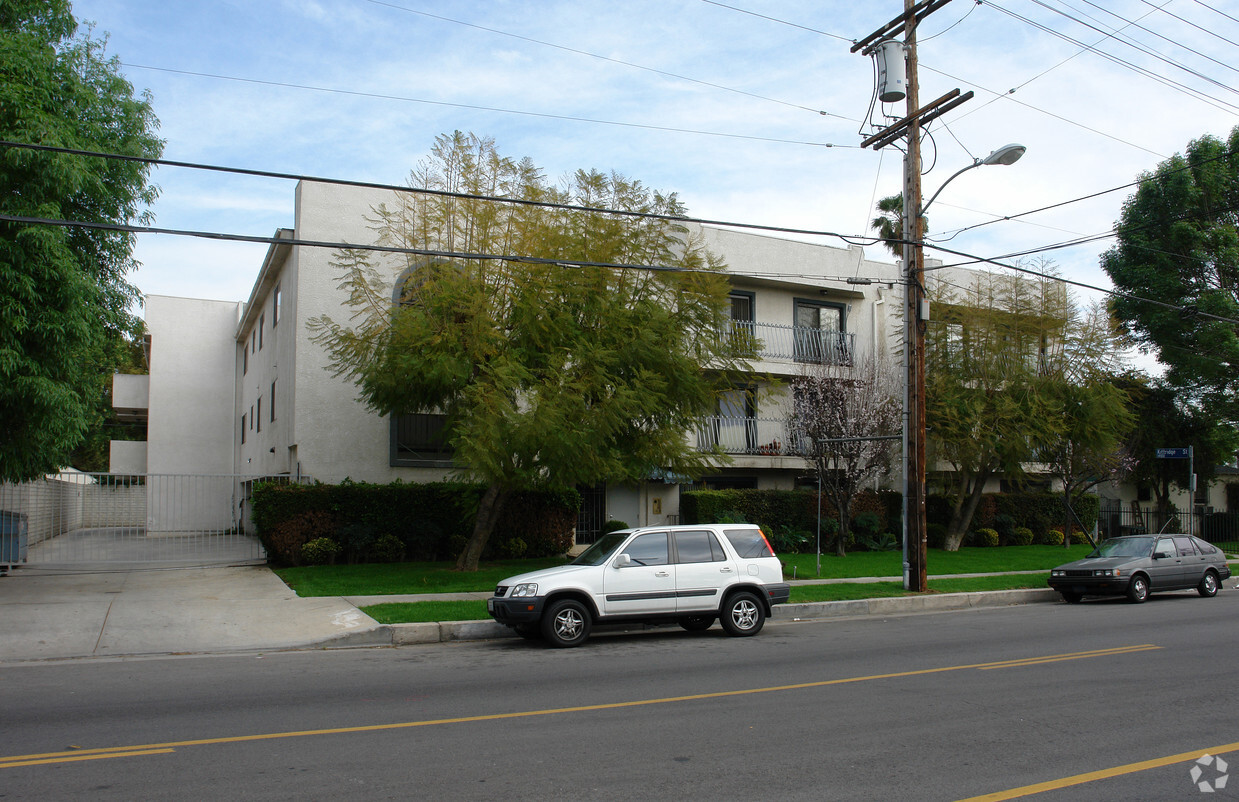 Primary Photo - Hazeltine Apartments